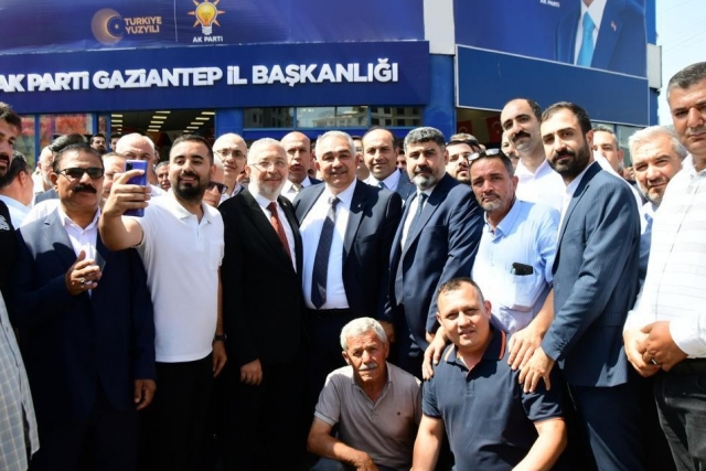 AK Parti Gaziantep il başkanı Murat Çetin bayrağı devraldı